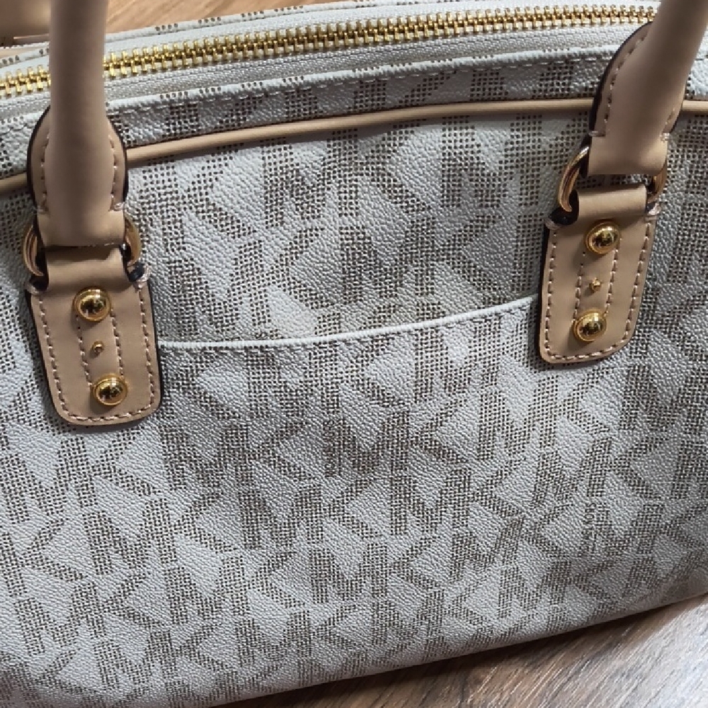 Michael Kors Beige Shoulder Bag - Picture 16 of 17